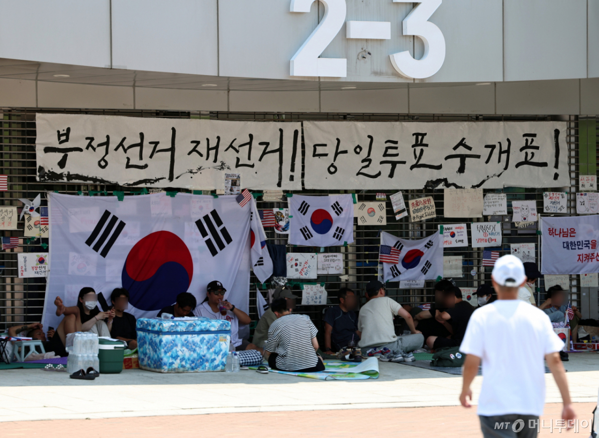 (서울=뉴스1) 구윤성 기자 = 6·3 지방선거 투표용지 부족사태로 인한 '잠실 봉쇄시위'가 25일째를 맞은 25일 서울 송파구 올림픽공원 핸드볼경기장에서 참가자들이 폭염을 피해 그늘에서 휴식하고 있다. 2026.6.29/뉴스1 Copyright © 뉴스1. All rights reserved. 무단 전재 및 재배포, AI학습 이용 금지. /사진=(서울=뉴스1) 구윤성 기자