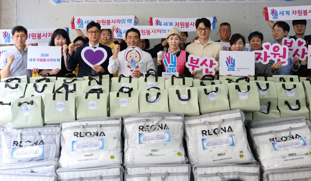 이열기 무학 본부장(앞줄 왼쪽에서 3번째)이 부산 고립 위험가구 여름나기 후원금을 전달하고 기념촬영을 하고 있다./사진제공=무학