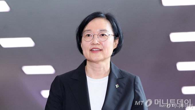 한성숙 신임 국무총리가 1일 서울 종로구 정부서울청사에 첫 등청해 도어스테핑을 마친 후 집무실로 향하고 있다. /사진=뉴스1