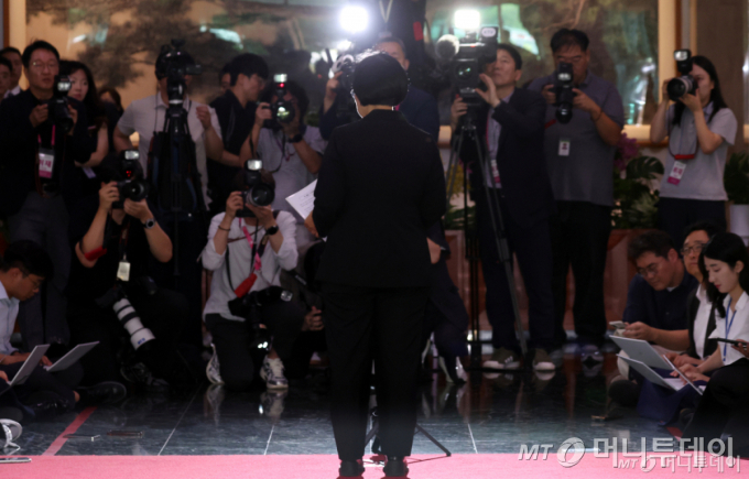 한성숙 신임 국무총리가 1일 서울 종로구 정부서울청사에 첫 등청하며 도어스테핑을 하고 있다./사진=뉴스1