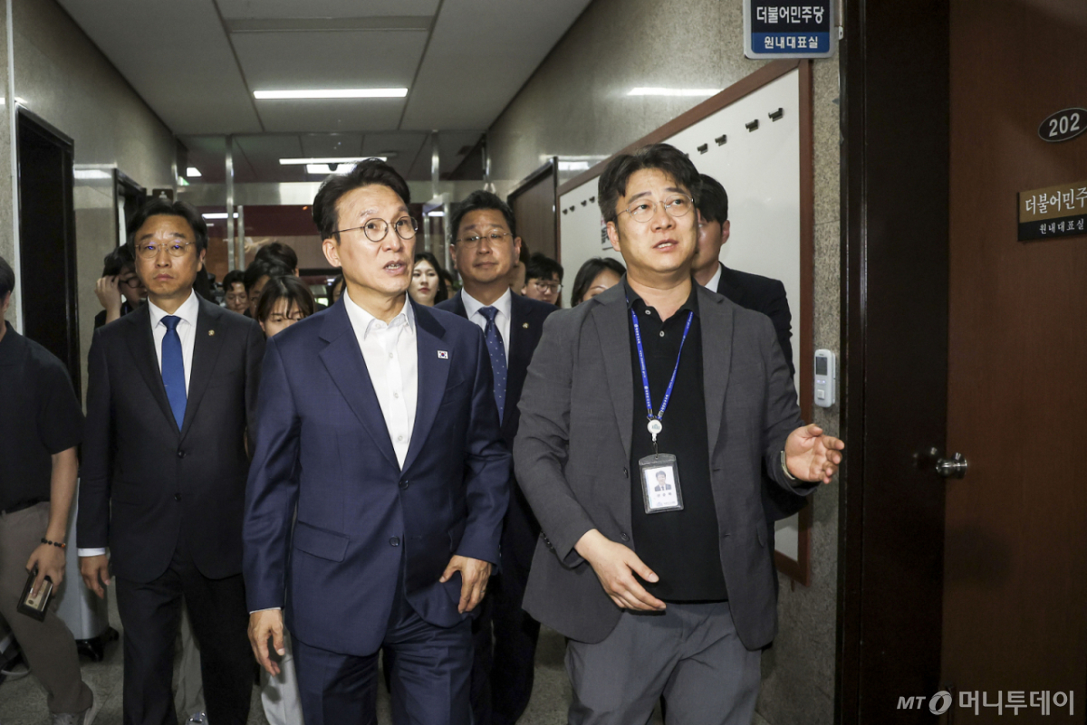 [서울=뉴시스] 정병혁 기자 = 김민석 전 국무총리가 1일 서울 여의도 국회 본청으로 들어오고 있다. 2026.07.01. jhope@newsis.com /사진=정병혁