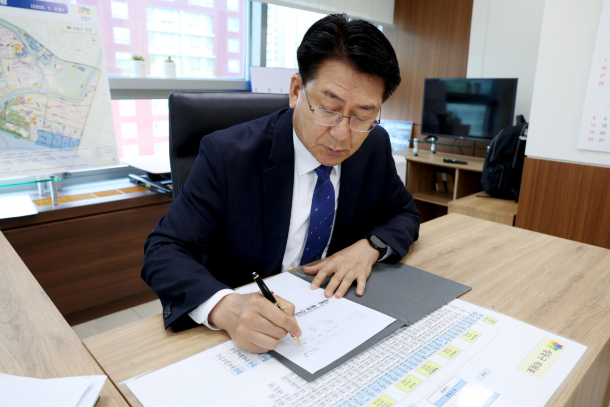 유보화 성동구청장이 취임 첫날인 1일 오전 집무실에서 민선 9기 첫 업무로 '재개발·재건축 신속관리추진단 신설 계획'을 결재했다. /사진제공=서울 성동구청