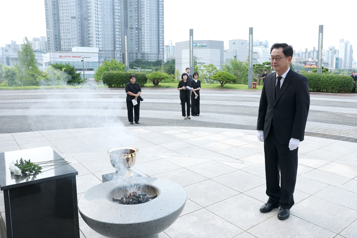 고양시 현충공원을 찾아 현충탑을 참배 중인 민경선 고양특례시장. /사진제공=고양시