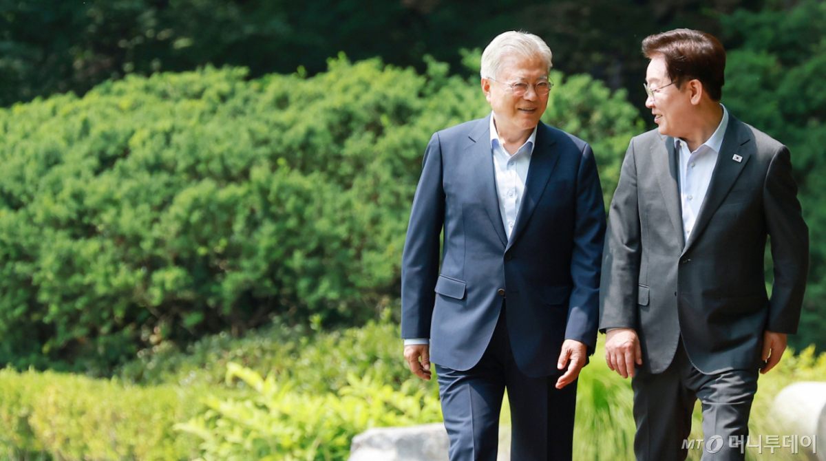 [서울=뉴시스] 조성봉 기자 = 이재명 대통령과 문재인 전 대통령이 1일 청와대에서 오찬을 하기 위해 상춘재로 이동하며 대화하고 있다. (청와대통신사진기자단) 2026.07.01. suncho@newsis.com /사진=최동준
