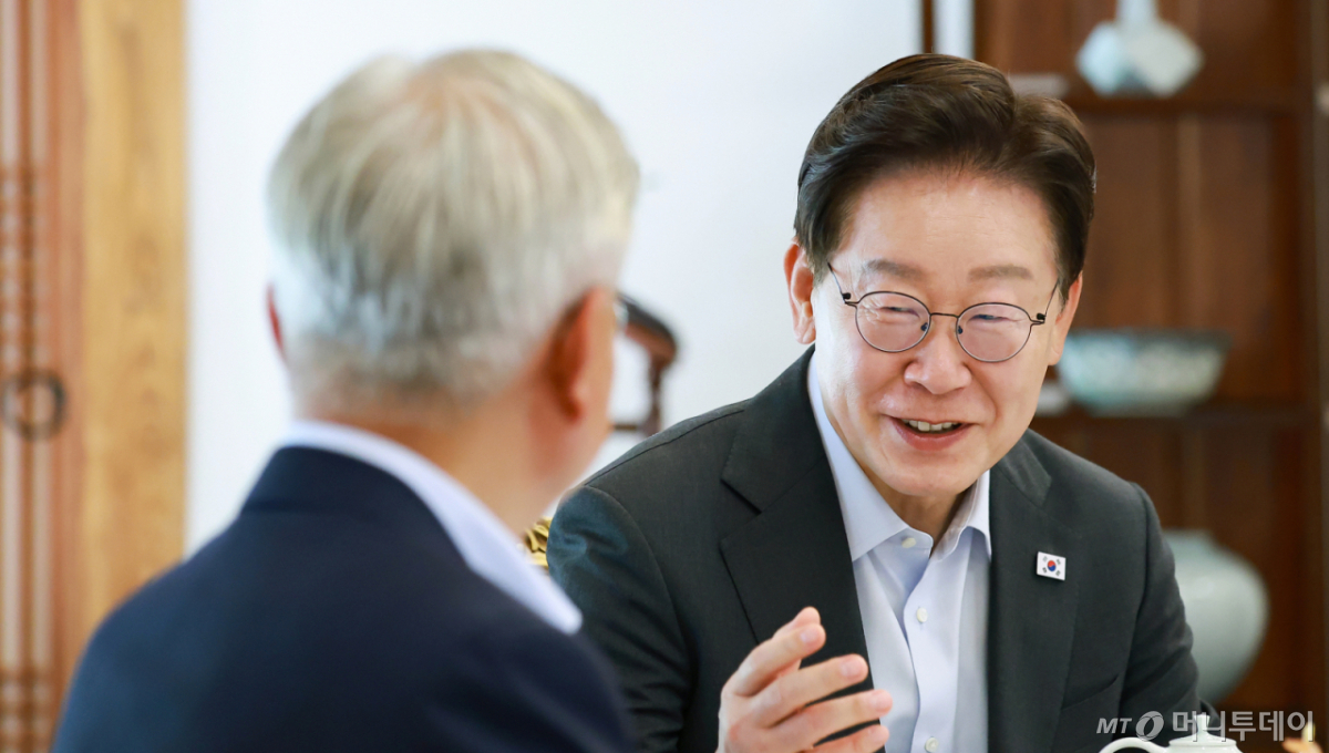 [서울=뉴시스] 조성봉 기자 = 이재명 대통령이 1일 청와대 상춘재에서 문재인 전 대통령과 오찬에 앞서 차담을 하고 있다. (청와대통신사진기자단) 2026.07.01. suncho@newsis.com /사진=