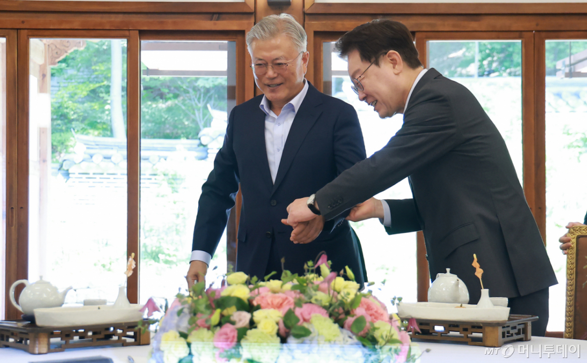 (서울=뉴스1) 허경 기자 = 이재명 대통령이 1일 청와대 상춘재에서 문재인 전 대통령과 오찬 회동을 하고 있다. 2026.7.1/뉴스1 Copyright © 뉴스1. All rights reserved. 무단 전재 및 재배포, AI학습 이용 금지. /사진=(서울=뉴스1) 허경 기자
