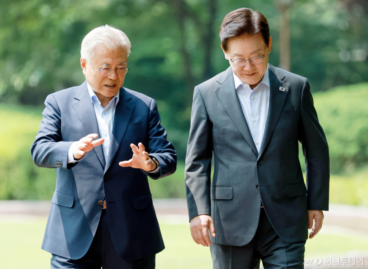 [서울=뉴시스] 조성봉 기자 = 이재명 대통령과 문재인 전 대통령이 1일 청와대에서 오찬을 하기 위해 상춘재로 이동하며 대화하고 있다. (청와대통신사진기자단) 2026.07.01. suncho@newsis.com /사진=