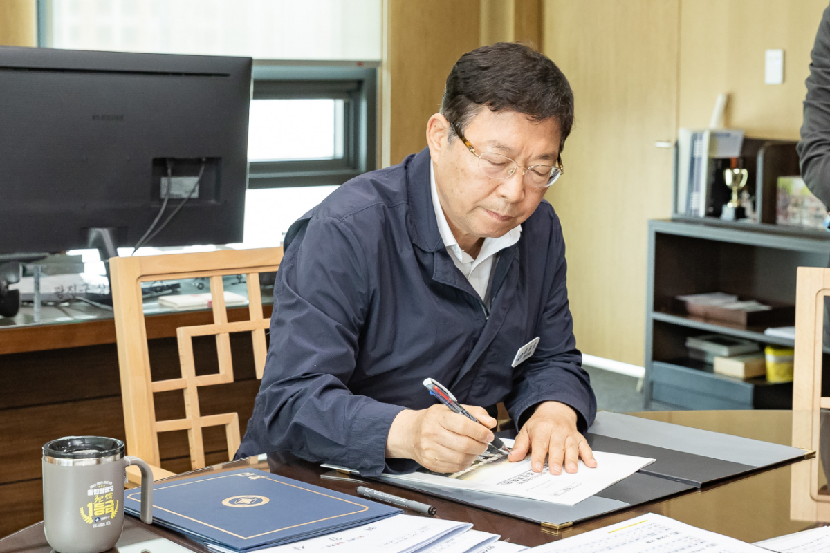 김경호 서울 광진구청장이 1일 결재를 하고 있다. /사진제공=서울 광진구