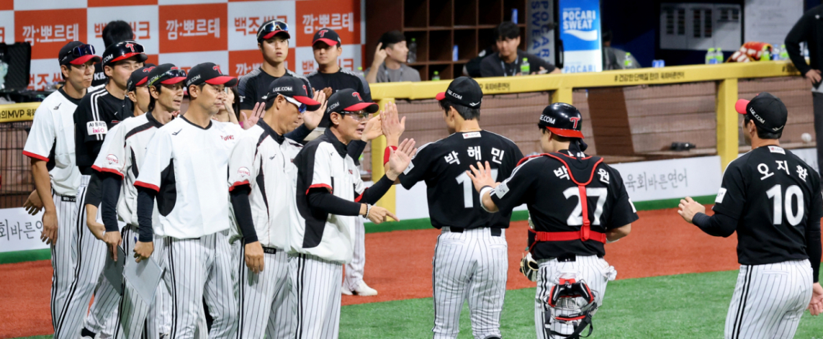 2홈런 오스틴과 대타결승타 주인공 천성호, 마무리 손주영이 염감독과 하이파이브를 나누고 있다. 2026.07.01. /사진=강영조 cameratalks@