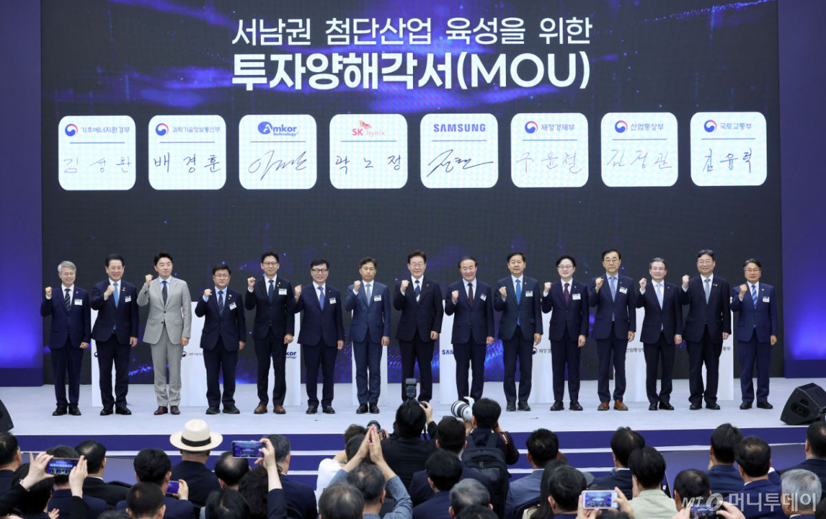 [광주=뉴시스] 조성봉 기자 = 이재명 대통령이 30일 광주 김대중 컨벤션센터에서 열린 서남권 첨단산업 발전비전 국민보고회에서 참석자들과 기념촬영을 하고 있다.   왼쪽부터 민형배 전남광주통합특별시장 당선인, 김영록 전남도지사, 강훈식 비서실장, 김성환 기후에너지환경부 장관, 배경훈 부총리 겸 과학기술정보통신부 장관, 이진안 엠코코리아 대표이사, 곽노정 SK하이닉스 대표이사, 이 대통령, 전영현 삼성전자 부회장, 구윤철 경제부총리 겸 재정경제부 장관, 김정관 산업통상부 장관, 김윤덕 국토교통부 장관, 김용범 정채실장, 하준경 경제성장수석, 강기정 광주시장. 2026.06.30. suncho21@newsis.com /사진=조성봉