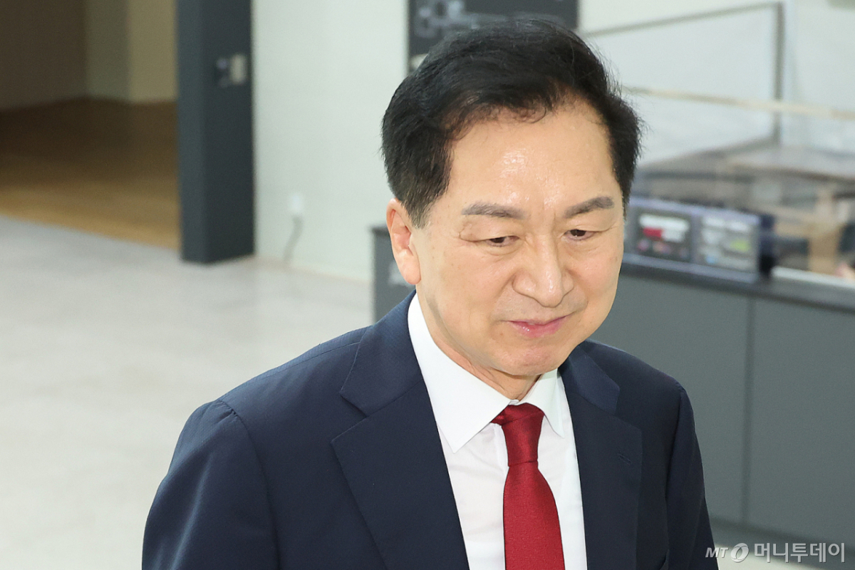 (서울=뉴스1) 신웅수 기자 = 김기현 국민의힘 의원이 29일 서울 여의도 국회박물관에서 열린 김덕룡 김영삼민주센터 이사장 회고록 출판기념회에 참석하고 있다. 2차 종합특검팀은 윤석열 전 대통령 체포를 방해한 혐의로 이날 김기현·권영진·윤상현 국민의힘 의원을 입건했다. 2026.6.29/뉴스1 Copyright © 뉴스1. All rights reserved. 무단 전재 및 재배포, AI학습 이용 금지. /사진=(서울=뉴스1) 신웅수 기자