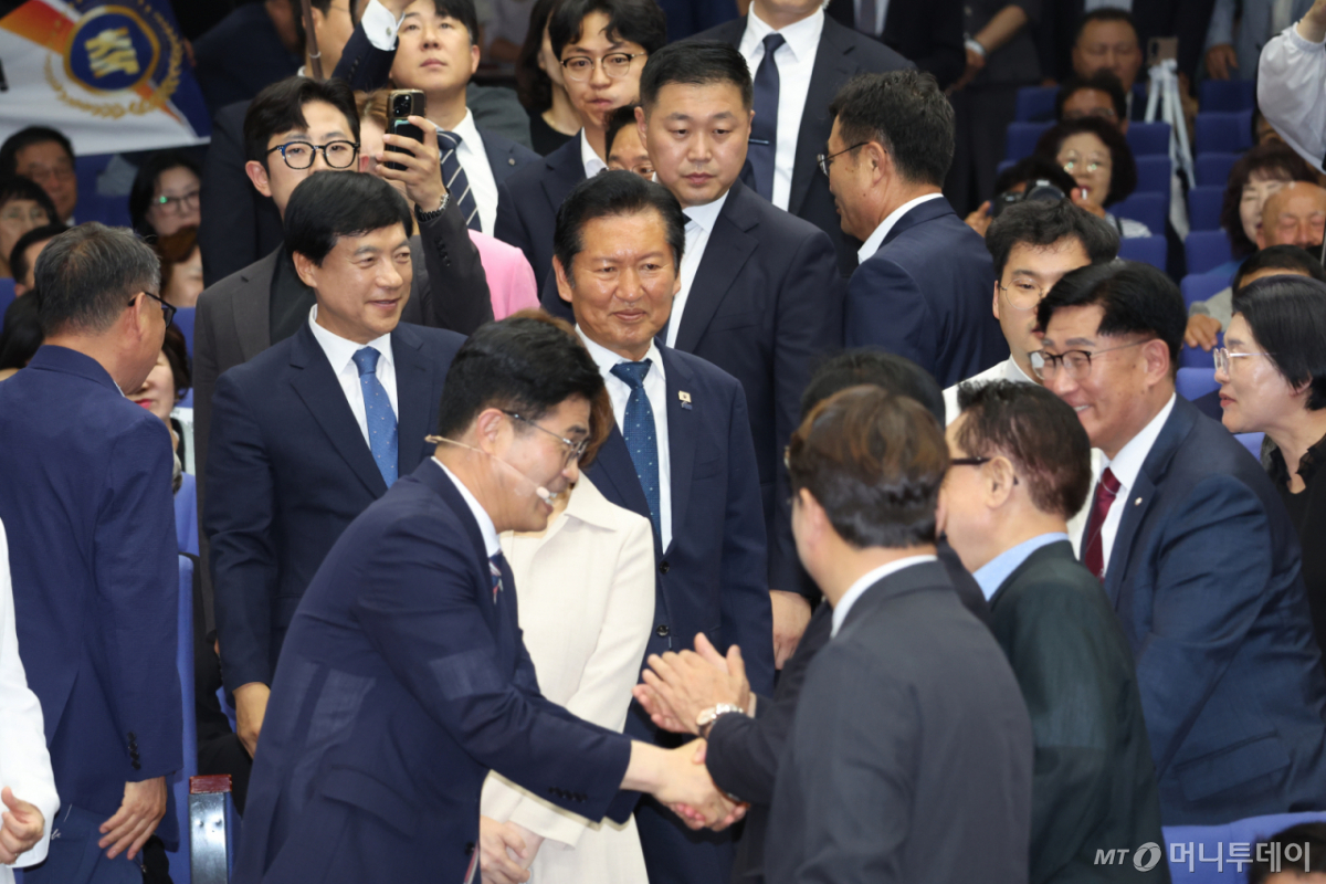 (전주=뉴스1) 유경석 기자 = 정청래 더불어민주당 전 대표가 1일 전북 전주시 전북특별자치도청에서 열린 제37대 이원택 전북특별자치도지사 취임식에 참석해 장내로 들어서고 있다. 2026.7.1/뉴스1 Copyright © 뉴스1. All rights reserved. 무단 전재 및 재배포, AI학습 이용 금지. /사진=(전주=뉴스1) 유경석 기자