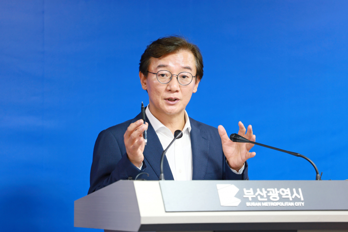 전재수 부산시장이 부산 민생 100일 비상조치를 발표하고 있다./사진제공=부산시