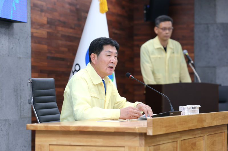 조용호 오산시장이 여름철 자연재난 중점대비 회의를 주재하고 있다./사진제공=오산시