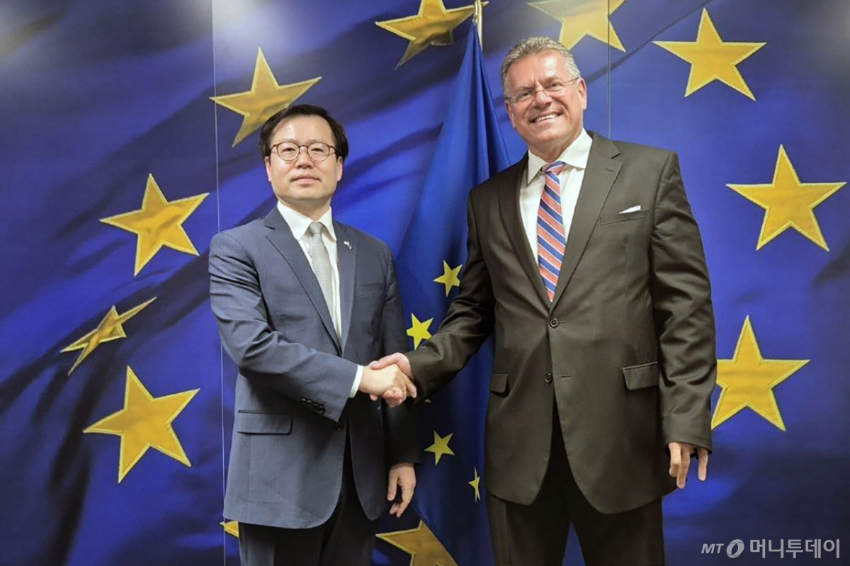 여한구 산업통상부 통상교섭본부장이 1일(현지시간) 벨기에 브뤼셀 EU 집행위원회에서 마로시 셰프초비치 EU 통상·경제안보 담당 집행위원과 면담한 후 기념촬영을 하고 있다. (산업통상부 제공. 재판매 및 DB금지) 2026.6.4/뉴스1 Copyright © 뉴스1. All rights reserved. 무단 전재 및 재배포, AI학습 이용 금지. /사진=(서울=뉴스1)