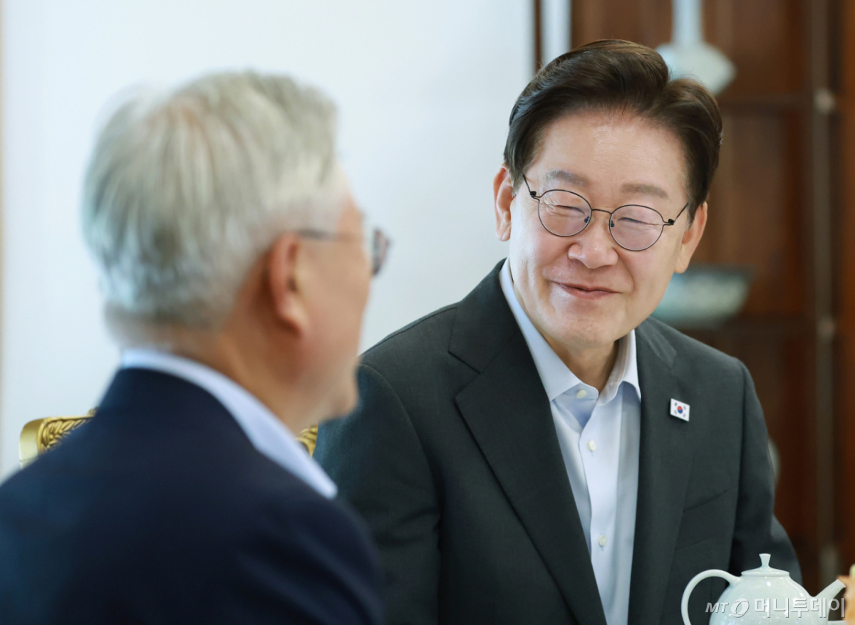 [서울=뉴시스] 조성봉 기자 = 이재명 대통령이 1일 청와대 상춘재에서 문재인 전 대통령과 오찬에 앞서 차담을 하고 있다.(청와대통신사진기자단) 2026.07.01. suncho@newsis.com /사진=