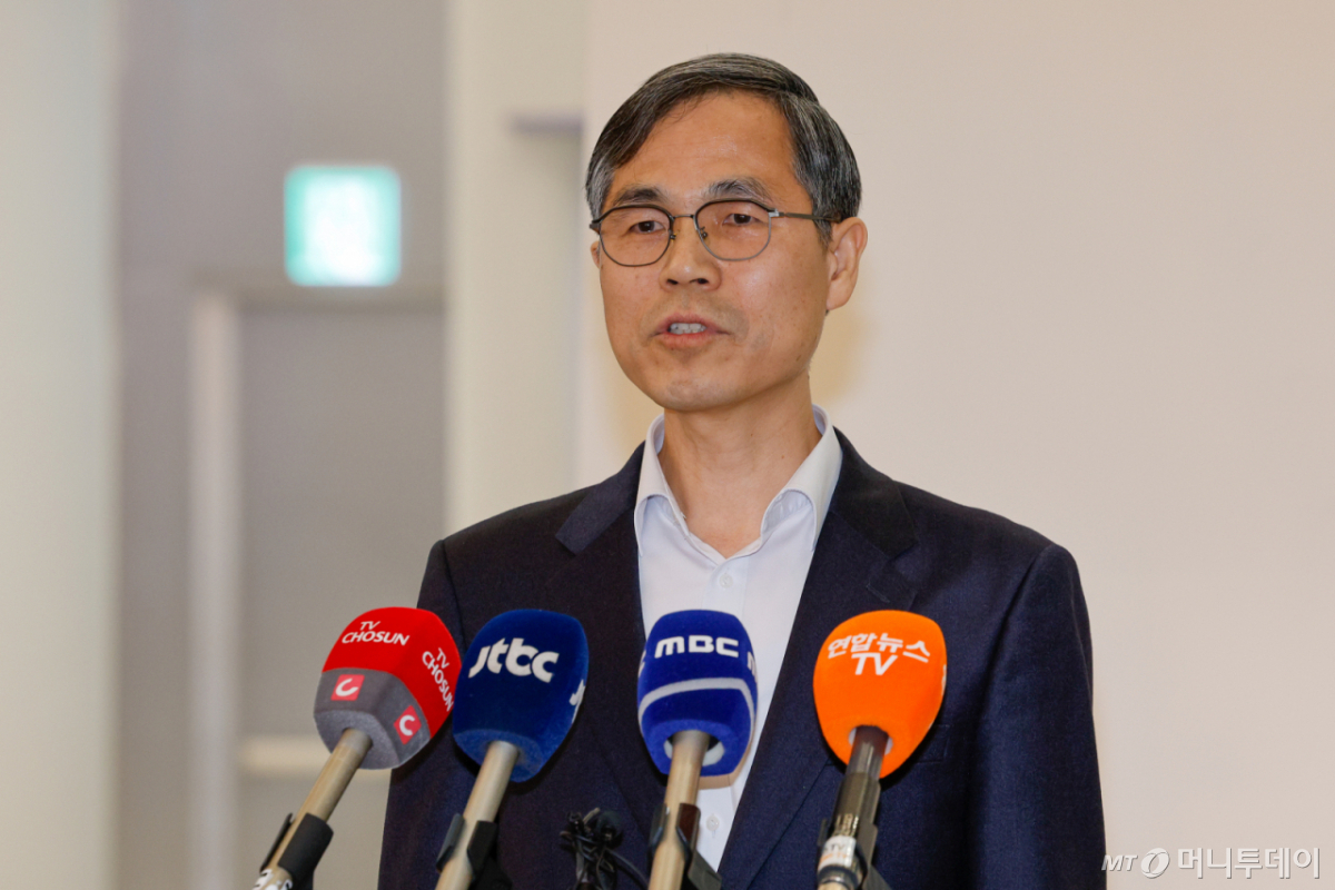 (인천공항=뉴스1) 안은나 기자 = 초국가범죄 특별대응 태스크포스(TF) 유승렬 경찰청 수사기획조정관이 25일 인천국제공항 2터미널에서 필리핀에서 복역 중이던 이른바 '마약왕' 박왕열의 국내 임시인도와 관련해 브리핑을 하고 있다. 2026.3.25/뉴스1 Copyright © 뉴스1. All rights reserved. 무단 전재 및 재배포, AI학습 이용 금지. /사진=(인천공항=뉴스1) 안은나 기자
