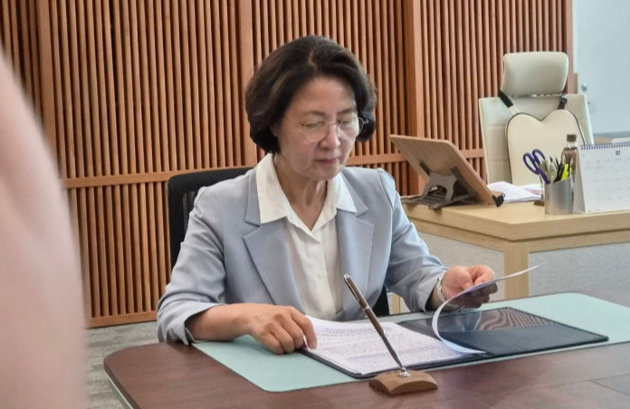 'K반도체 혁신 대책' 서류를 살펴보고 있는 추미애 경기도지사./사진=이민호기자