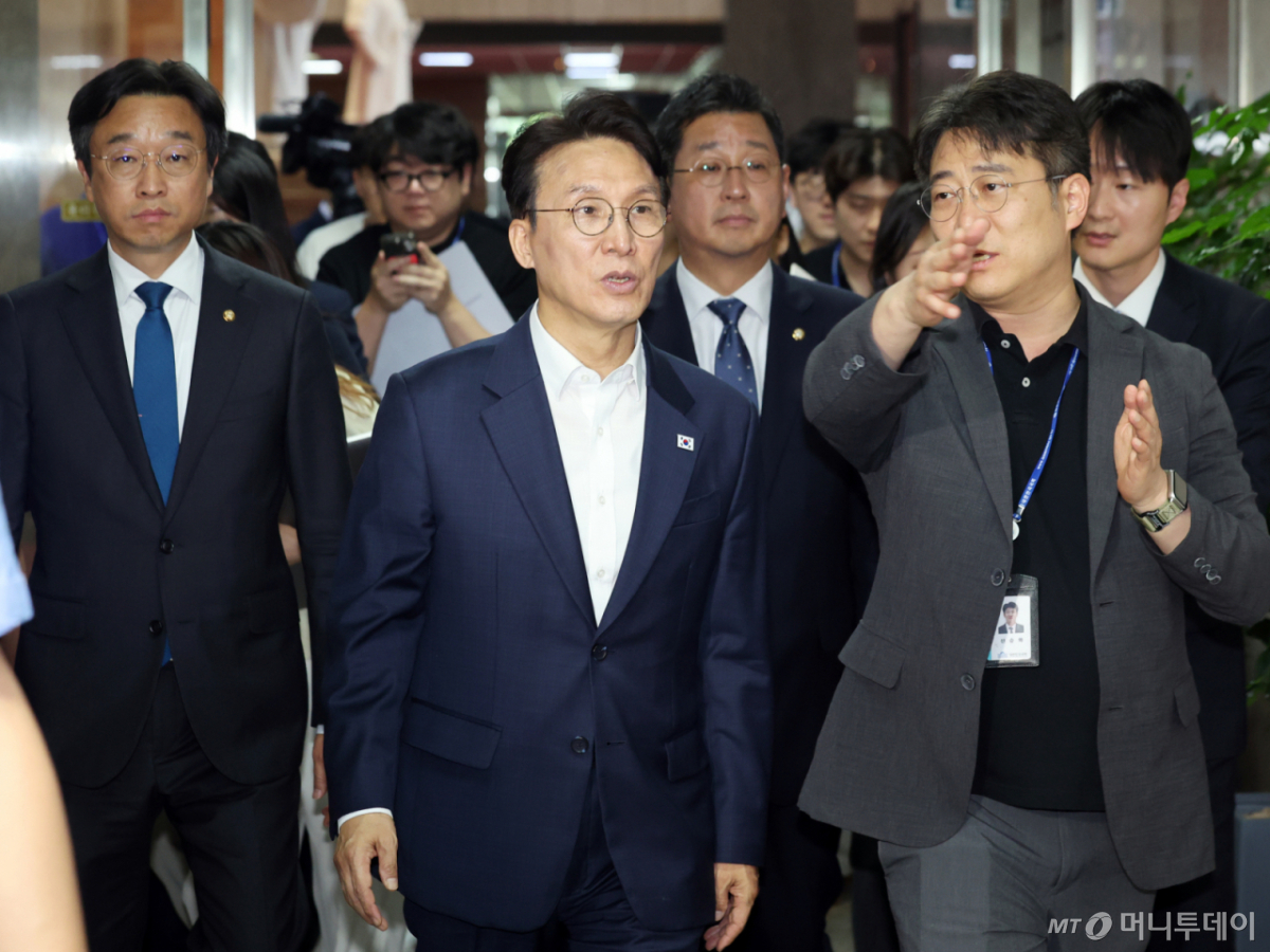 김민석 전 국무총리가 1일 오후 서울 여의도 국회로 들어서고 있다. 이날 이임식을 마치고 국회로 복귀한 김 전 총리는 중앙당과 국회 본청, 소통관, 의원회관 등을 찾아 당직자 등에게 복귀 인사를 전할 예정이다. /사진=뉴스1