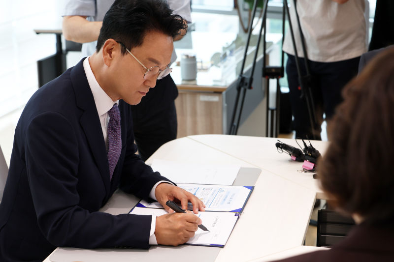 안민석 경기도교육감이 1호 결재로 '폰 프리 스쿨'에 서명하고 있다./사진제공=경기도교육청