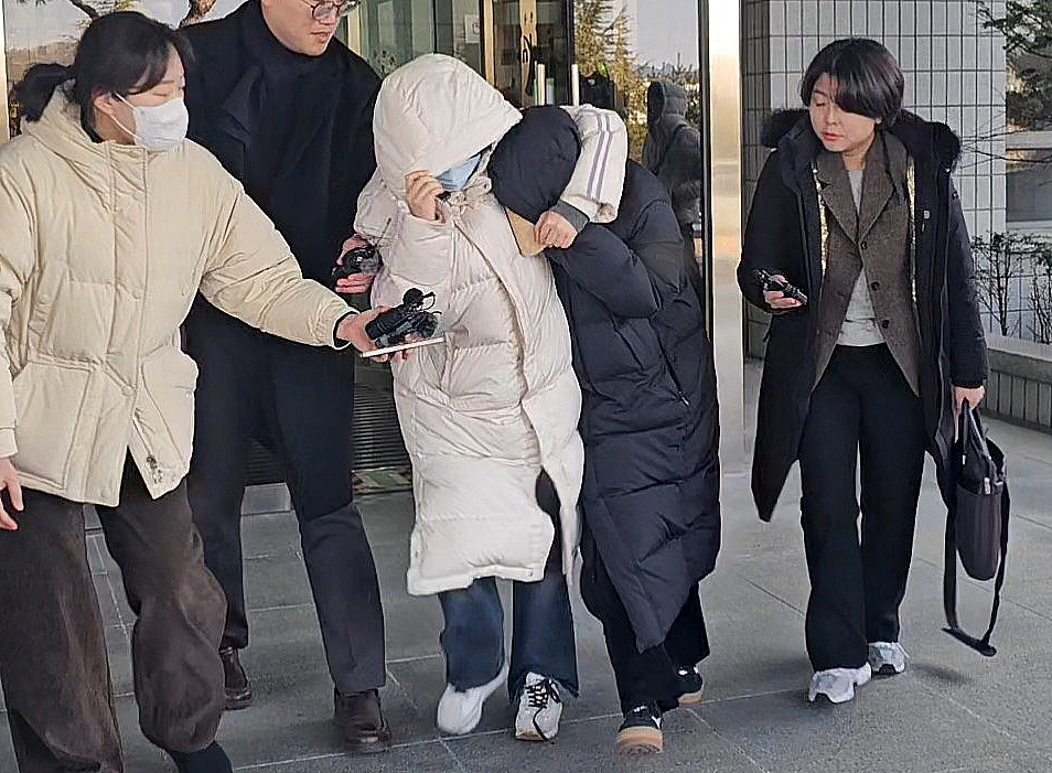 지난 1월 14일 오후 대구지방법원 안동지원에서 시험지 유출사건의 피고인인 딸 C양(검은색 패딩)이 선고를 받은 후 법원을 나서고 있다/사진=뉴스1