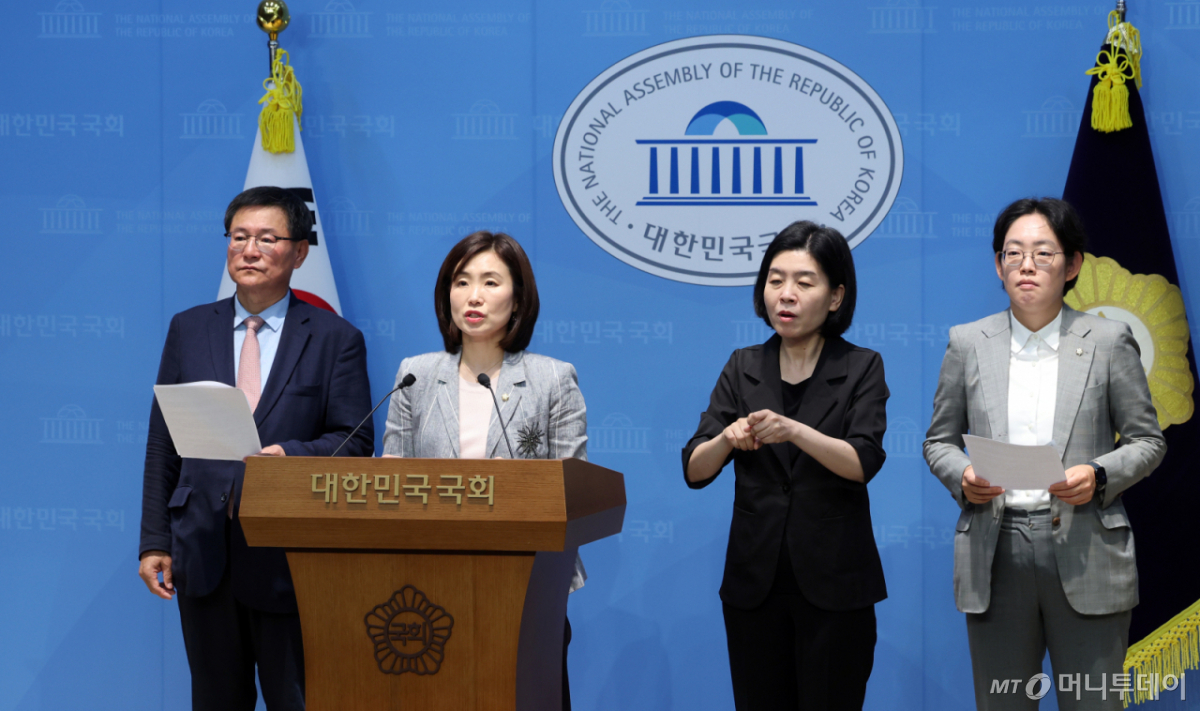 (서울=뉴스1) 황기선 기자 = 국회 기후위기 특별위원회 소속 국민의힘 의원들이 1일 오전 서울 여의도 국회 소통관에서 '탄소중립기본법상 합리적 온실가스 감축경로' 관련 경제6단체 건의 내용을 발표하고 있다. 2026.7.1/뉴스1 Copyright © 뉴스1. All rights reserved. 무단 전재 및 재배포, AI학습 이용 금지. /사진=(서울=뉴스1) 황기선 기자