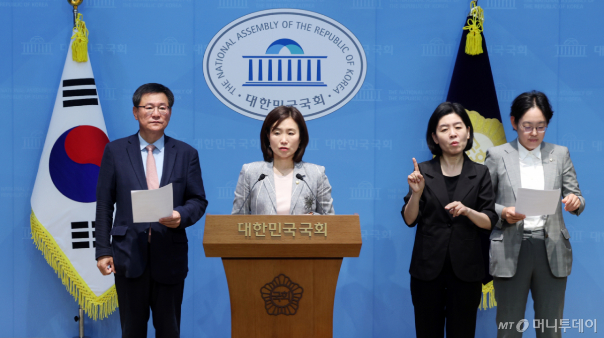 (서울=뉴스1) 황기선 기자 = 국회 기후위기 특별위원회 소속 국민의힘 의원들이 1일 오전 서울 여의도 국회 소통관에서 '탄소중립기본법상 합리적 온실가스 감축경로' 관련 경제6단체 건의 내용을 발표하고 있다. 2026.7.1/뉴스1 Copyright © 뉴스1. All rights reserved. 무단 전재 및 재배포, AI학습 이용 금지. /사진=(서울=뉴스1) 황기선 기자