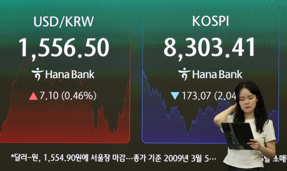 1일 오후 서울 중구 하나은행 딜링룸에서 딜러들이 업무를 하고 있다. /사진=뉴시스