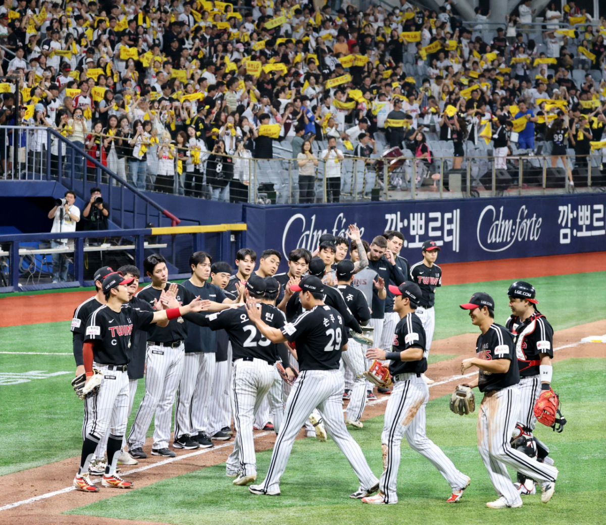 LG 염경엽 감독과 선수들이 1일 고척스카이돔에서 열리는 2026KBO리그 키움히어로즈와 LG트윈스 경기에서 10-4로 승리한 후 자축하고 있다. 2홈런 오스틴과 대타결승타 주인공 천성호, 마무리 손주영이 염감독과 하이파이브를 나누고 있다. 2026.07.01. /사진=강영조 cameratalks@