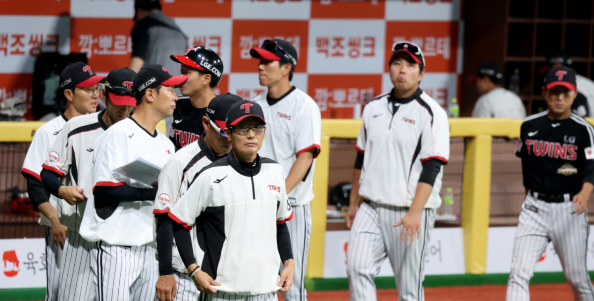 LG 염경엽 감독과 선수들이 1일 고척스카이돔에서 열리는 2026KBO리그 키움히어로즈와 LG트윈스 경기에서 10-4로 승리한 후 자축하고 있다. 2홈런 오스틴과 대타결승타 주인공 천성호, 마무리 손주영이 염감독과 하이파이브를 나누고 있다. 2026.07.01. /사진=강영조 cameratalks@
