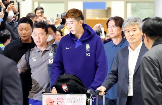 북중미월드컵 조별예선 탈락한 축구대표팀 홍명보 전 감독이 이강인, 김민재등 선수들과 함께 30일 오전 인천공항 제2청사를 통해 귀국하고 있다.  /사진=강영조 선임 기자.