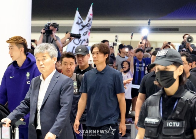북중미월드컵 조별예선 탈락한 축구대표팀 홍명보 전 감독이 이강인, 김민재등 선수들과 함께 30일 오전 인천공항 제2청사를 통해 귀국하고 있다. /사진=강영조 선임 기자.