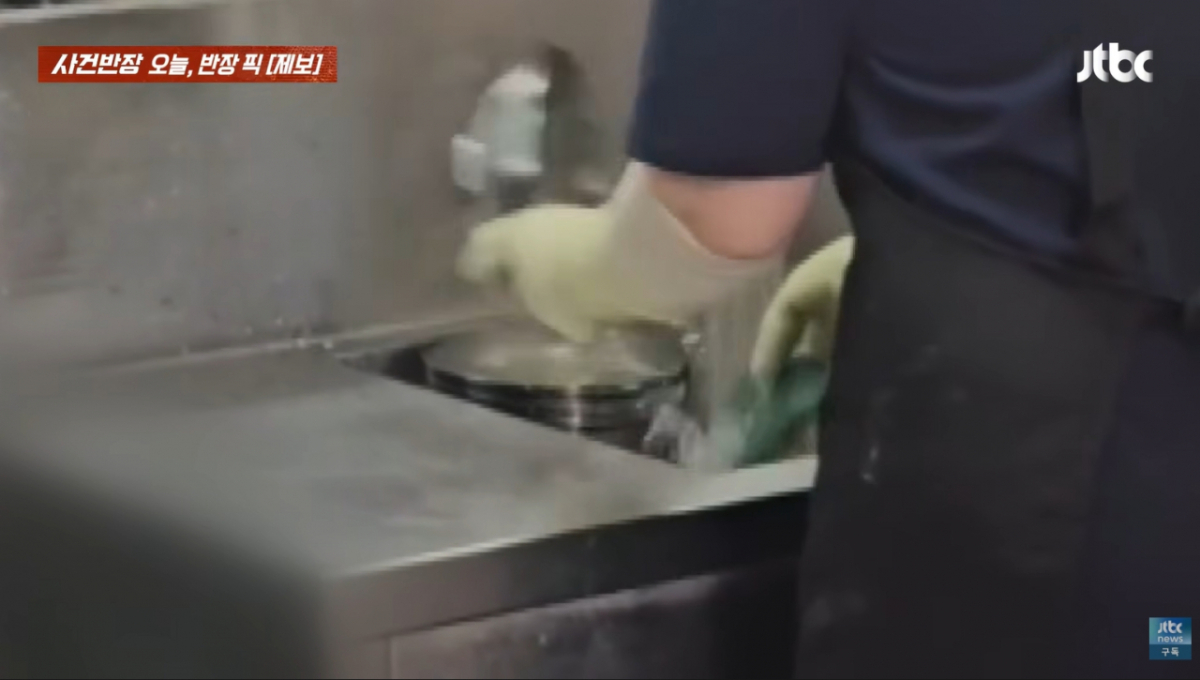 대구 서문시장 내 유명 칼국숫집에서 세제 없이 물과 수세미로만 식기를 닦는 모습이 포착됐다. /사진=JTBC '사건반장' 방송화면 캡처