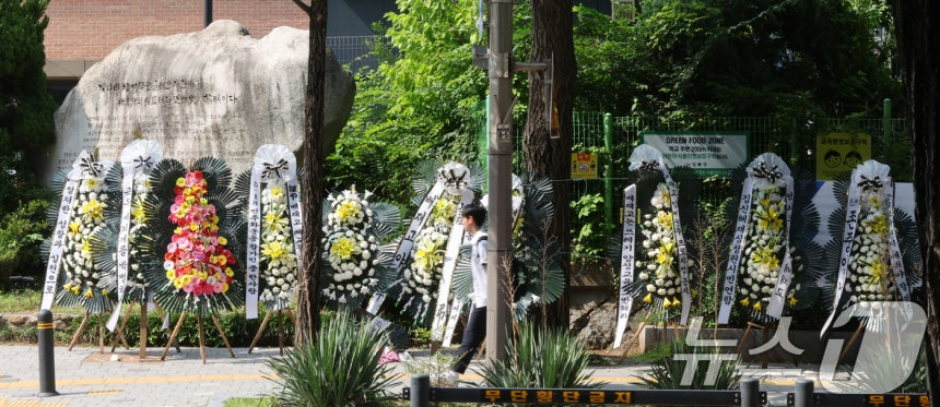 1일 오후 서울 강동구 배재고등학교 정문 앞에 근조화환이 놓여 있다. 배재고 야구부 선수들이 광주제일고 학생들에게 한 조롱 응원을 비판하기 위함이다. /사진=뉴스1 제공