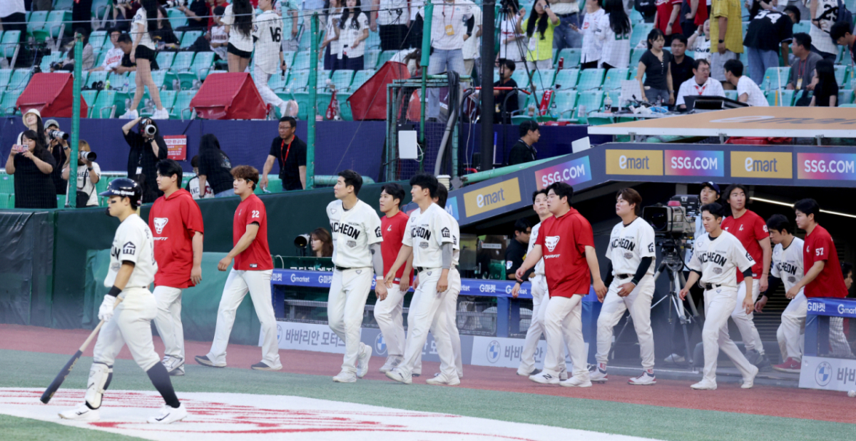 SSG 랜더스 선수들이 지난달 28일 한화 이글스와 홈경기에서 패한 뒤 관중들에게 인사하기 위해 그라운드로 나서고 있다. /사진=강영조 선임기자