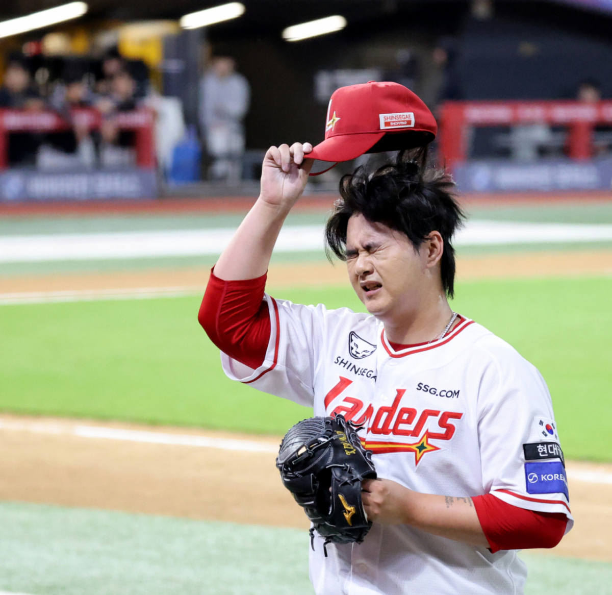 SSG 불펜 투수 김민이 지난달 5일 KT 위즈와 홈경기에서 8회초를 막아낸 뒤 안도의 한숨을 내쉬며 더그아웃으로 들어서고 있다. /사진=강영조 선임기자