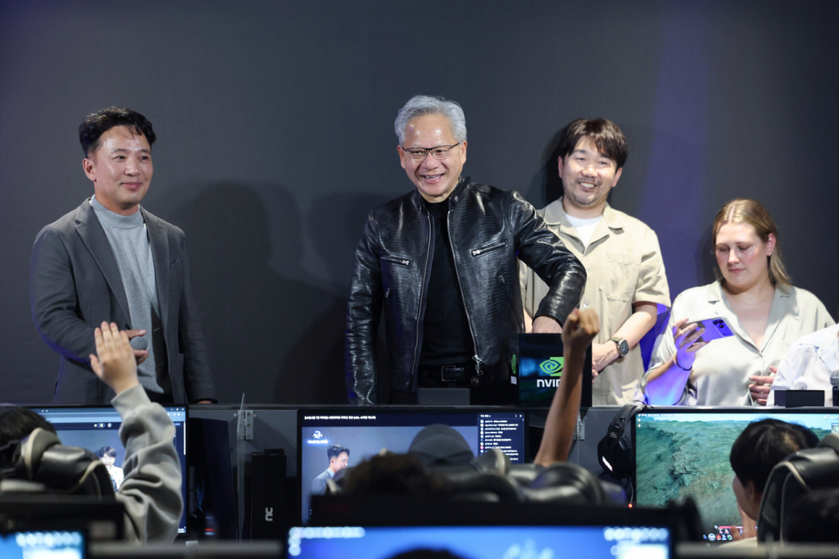 젠슨 황 엔비디아 최고경영자(CEO)가 지난 6월 7일 오후 서울 서초구 포털 PC방에서 열린 엔씨소프트 다중접속 역할 수행 게임(MMORPG) '아이온2' 서프라이즈 라이브 행사에서 김택진 엔씨소프트 대표이사와 함께 유저들을 만나고 있다. (공동취재) 2026.6.7/뉴스1