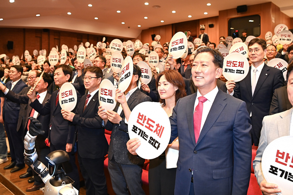 지난 1일 열린 김장호 시장(오른쪽 1번째) 취임식에는 첨단 반도체 팹(Fab) 유치를 향한 속도전을 멈추지 않겠다는 구미시의 확고한 비전을 대내외에 알리는 퍼포먼스가 펼쳐졌다./사진제공=구미시