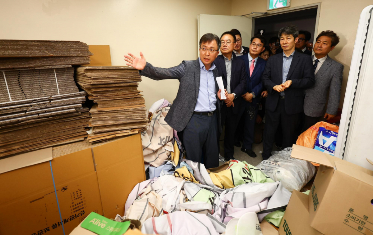 6·3 지방선거 투표용지 부족 사태를 조사 중인 윤상현 국회 국정조사특별위원회 위원장을 비롯한 위원들이 2일 서울 송파구 올림픽공원 내 개표소 내부를 둘러보고 있다./사진=뉴시스.