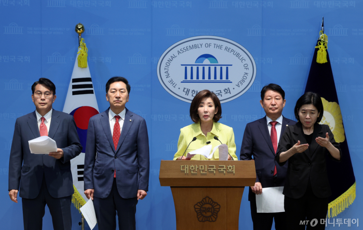 (서울=뉴스1) 황기선 기자 = 국민의힘 윤상현(왼쪽부터), 김기현, 나경원, 권영진 의원이 1일 오전 서울 여의도 국회 소통관에서 ‘권창영 종합특검팀의 야당 국회의원 탄압수사 규탄’ 기자회견을 하고 있다 2026.7.1/뉴스1 Copyright © 뉴스1. All rights reserved. 무단 전재 및 재배포, AI학습 이용 금지. /사진=(서울=뉴스1) 황기선 기자