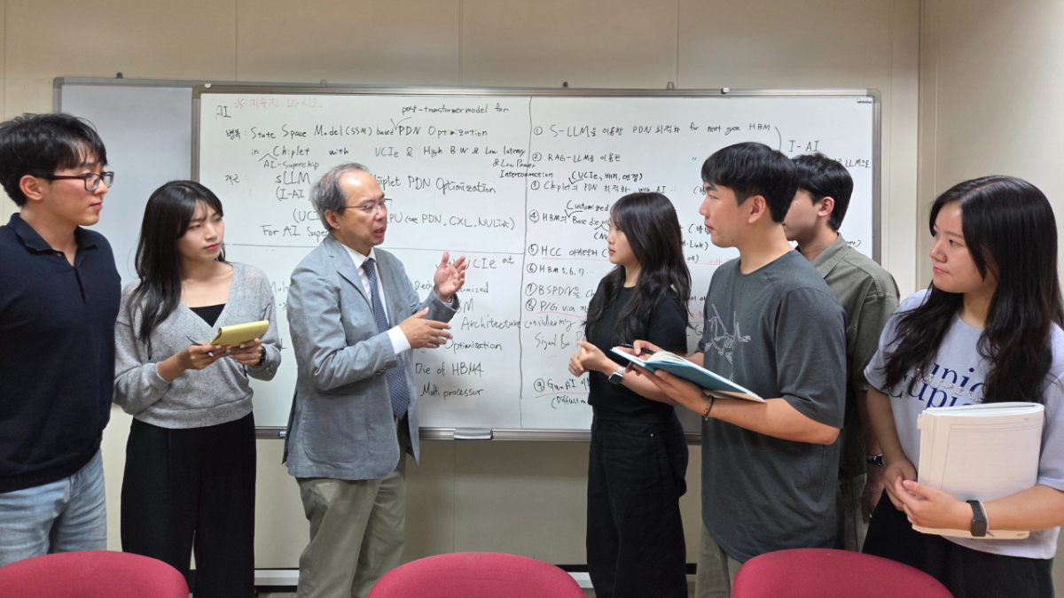 김정호 KAIST 전기및전자공학부 교수(왼쪽에서 세번째)와 KAIST 테라랩 연구원의 모습 /사진=KAIST 테라랩