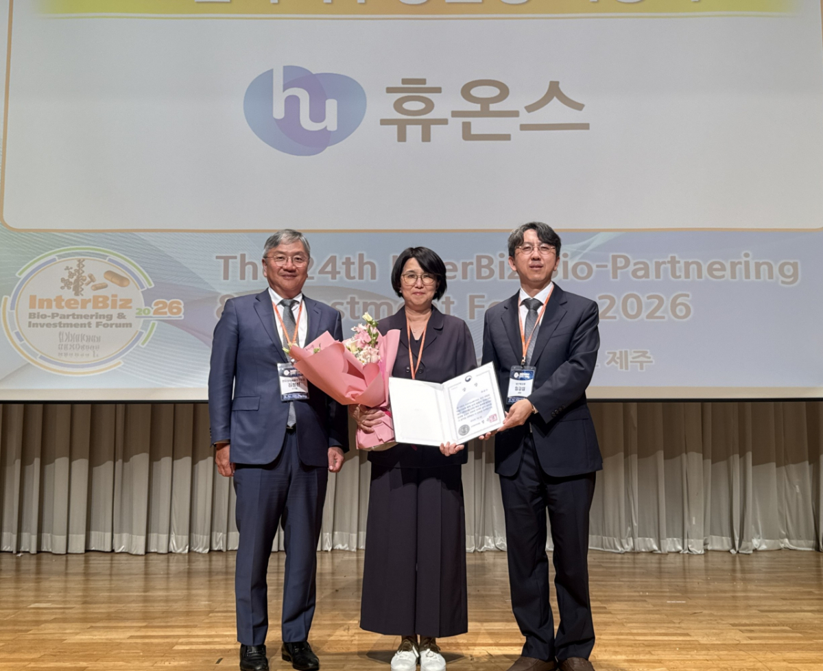 휴온스가 지난 1일 제주 휘닉스 아일랜드에서 열린 ‘제24회 인터비즈 바이오 파트너링 & 투자포럼 2026’에서 바이오헬스산업분야 사업화 유공자 보건복지부장관상을 수상했다. 휴온스 박경미 연구개발총괄 부사장(사진 가운데)과 시상자인 한국신약개발연구조합 김정진 이사장(사진 왼쪽), 보건복지부 제약바이오산업과 임강섭 과장./사진=휴온스