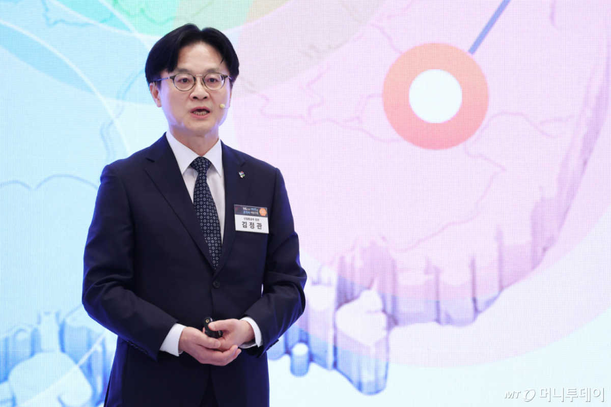 김정관 산업통상부 장관이 29일 청와대 영빈관에서 열린 대한민국 대도약 3대 메가프로젝트 국민보고회에서 산업 대도약 비전과 성장전략, 반도체2.0, 피지컬 AI 관련 발표하고 있다. 2026.6.29/뉴스1 Copyright © 뉴스1. All rights reserved. 무단 전재 및 재배포, AI학습 이용 금지. /사진=(서울=뉴스1)