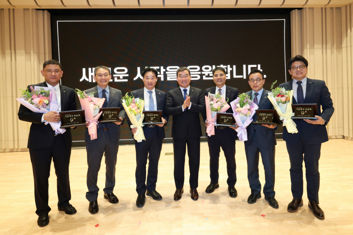 대우건설 2026 기술명인 6인이 명인패를 들고 기념촬영을 하고 있다./사진제공=대우건설