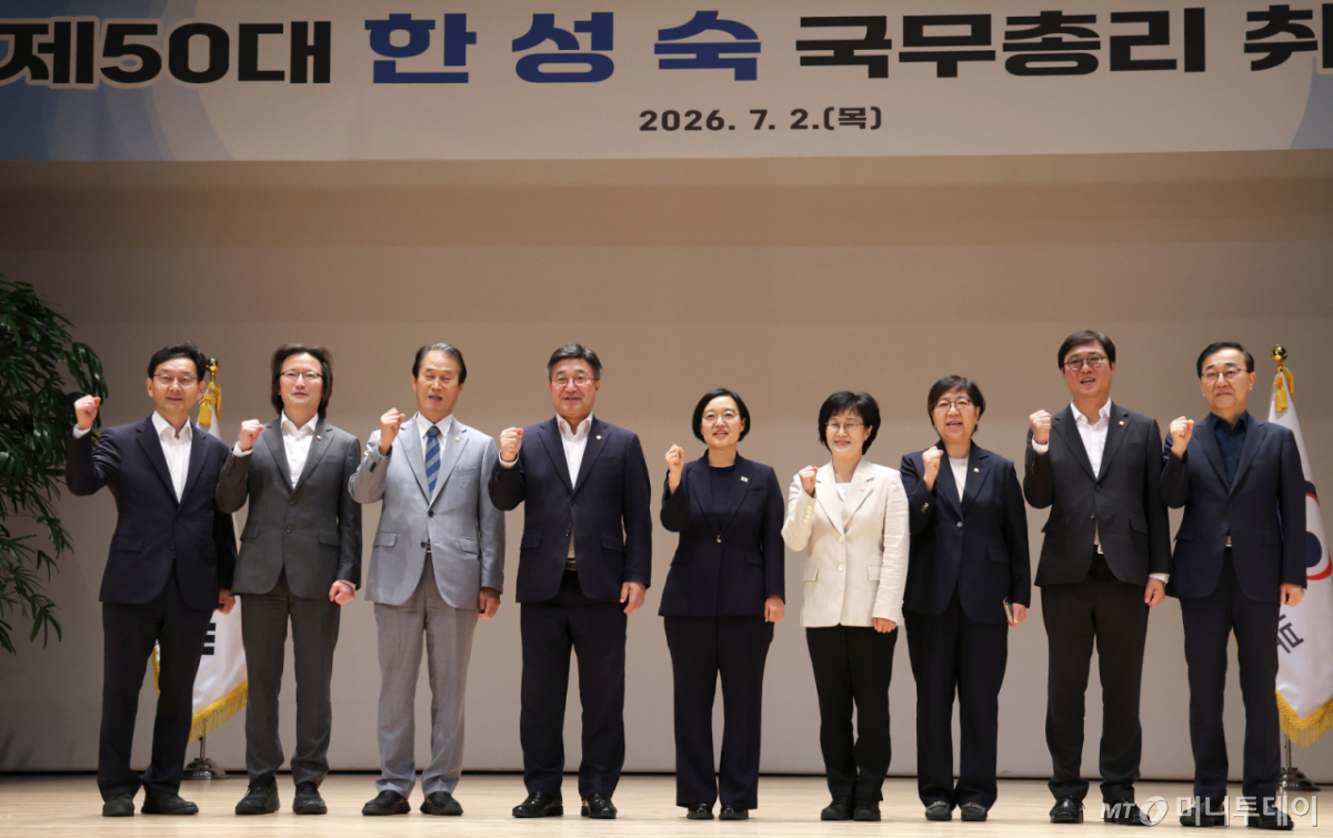  한성숙 신임 국무총리가 2일 오전 세종시 정부세종청사에서 열린 취임식을 마친 뒤 국무위원들과 기념촬영을 하며 화이팅을 외치고 있다./사진=뉴스1
