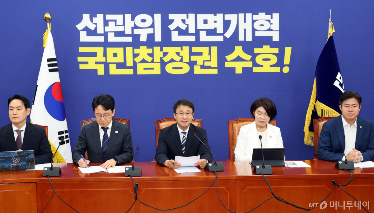 한병도 더불어민주당 대표 직무대행 겸 원내대표가 2일 여의도 국회에서 열린 정책조정회의에서 발언하고 있다./사진=뉴시스
