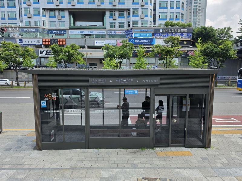 서현역 앞에 설치된 성남시 스마트 버스쉘터./사진제공=성남시