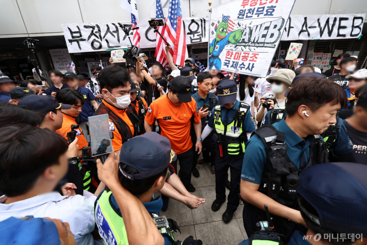 (서울=뉴스1) 구윤성 기자 = 2일 서울 송파구 올림픽공원 핸드볼경기장 개표소 앞에서 국조특위 현장조사를 앞두고 시위 참가자 간 충돌이 일어나 경찰과 구급대원이 현장을 수습하고 있다. 2026.7.2/뉴스1 Copyright © 뉴스1. All rights reserved. 무단 전재 및 재배포, AI학습 이용 금지. /사진=(서울=뉴스1) 구윤성 기자