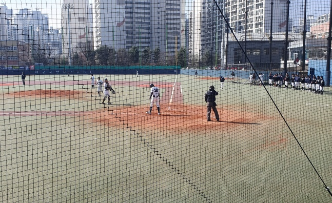 과거 대구 한 학교에서 열린 2월 윈터리그 풍경. 학생 선수들은 프로 입단을 위해 2월부터 본격적인 시즌에 돌입한다. 배재고 학생들은 잘못된 응원으로 그간의 노력이 물거품이 될 위기에 처했다. 사진은 기사 내용과 상관 없음. /사진=김동윤 기자