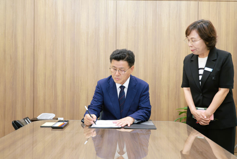 취임 첫 결재를 하고 있는 한대희 군포시장./사진제공=군포시